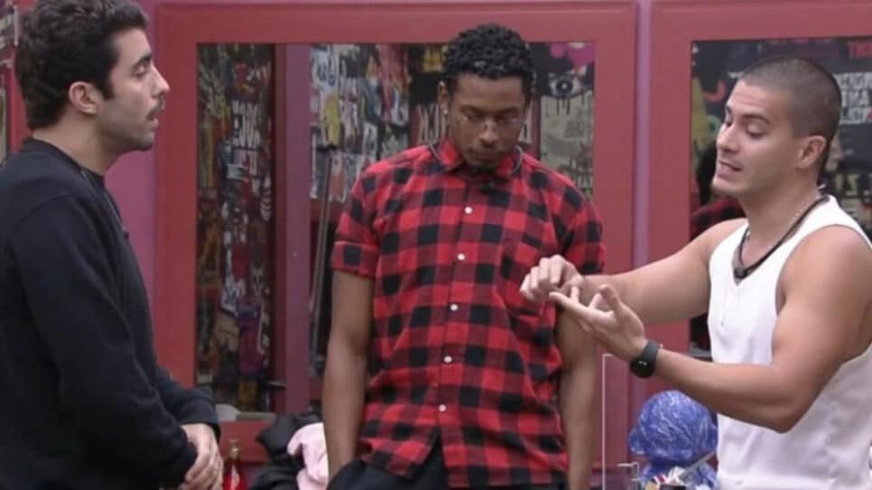 Arthur Aguiar discutiu com seus aliados ao ser novamente colocado no paredão do BBB22 (Foto: Reprodução / Globoplay)