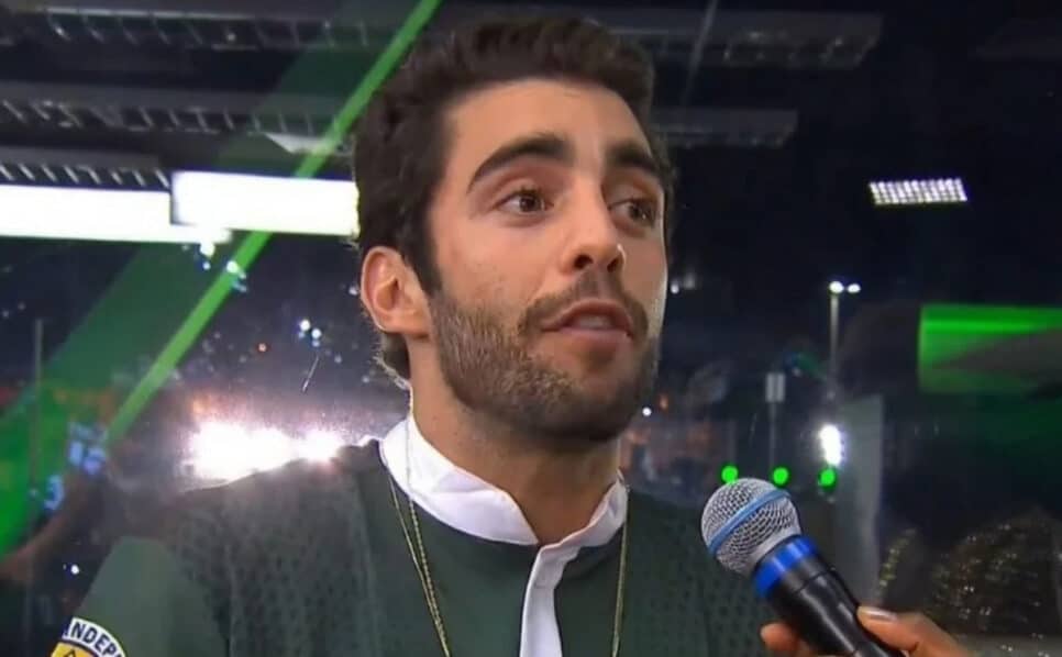 Ex-BBB22 Pedro Scooby em entrevista para Maju Coutinho no estúdio da Globo na Marquês de Sapucaí (Foto: Reprodução / Globo)