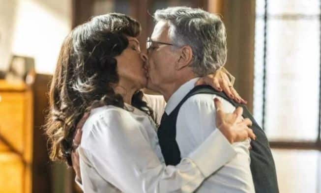Além da Ilusão: Úrsula flagra beijo entre Violeta e Eugênio (Foto: Reprodução)