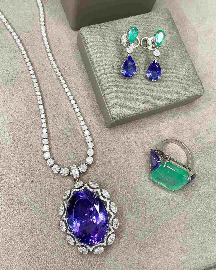 Conjunto de joias com colar de diamantes, anel e brincos de esmeralda avaliados em mais de R$1 milhão