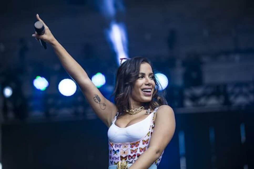 Anitta satiriza situação polêmica de cantores
