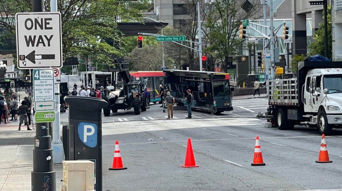 Bastidores das filmagens de "Besouro Azul", novo filme da DC.