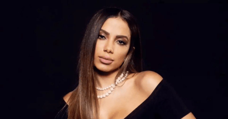Anitta se esquiva de polêmica e nega que queimou sertanejos em entrevista (Reprodução)