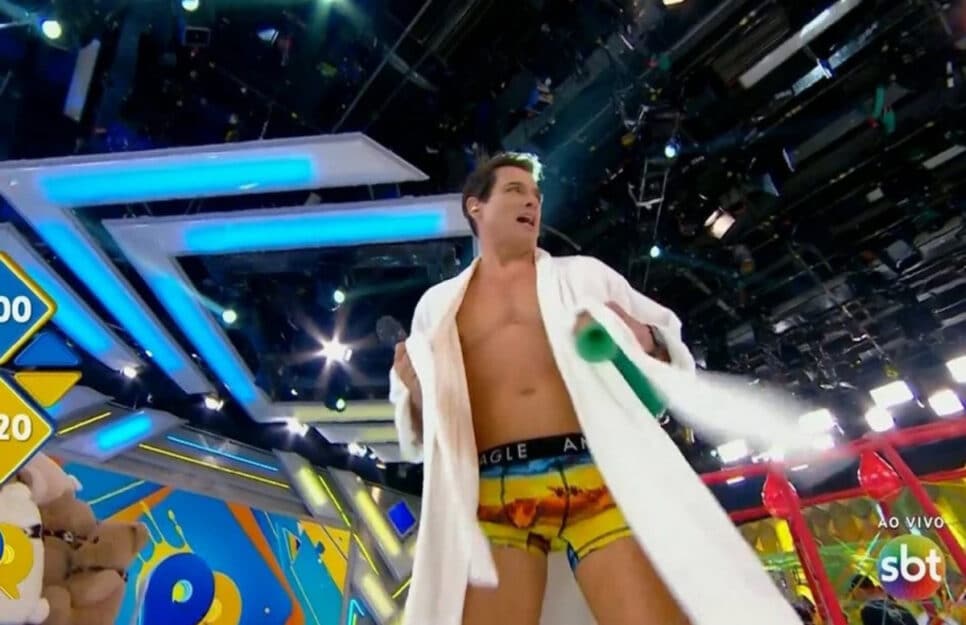 Celso Portiolli cumpre promessa, fica só de cueca no SBT e vence a Globo (Foto: Reprodução / SBT)