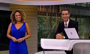 O âncora do Jornal Hoje da Globo, César Tralli ao lado da jornalista, Karine Alves (Foto: Reprodução)