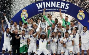 Time do Real Madrid levanta troféu da Champions League: SBT lidera audiência e vence Globo (Foto: Reprodução / SBT)