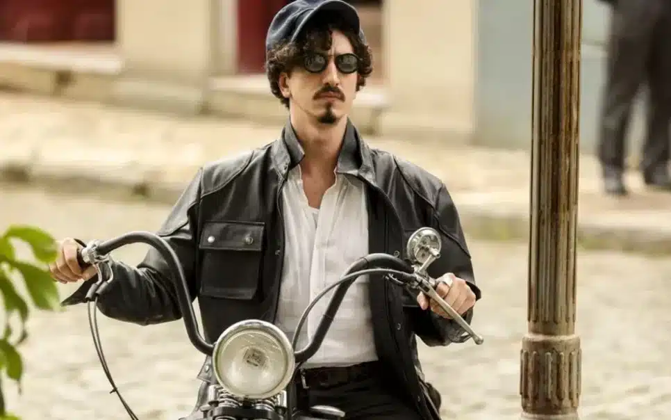  Nelsinho (Johnny Massaro) em Além da Ilusão (Foto: Reprodução - TV Globo)