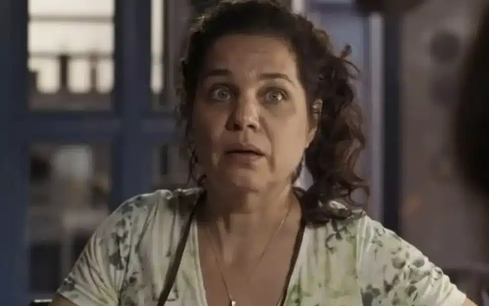 Pantanal: Após pegar fogo na cama, Maria Bruaca é flagrada com Alcides (Reprodução)