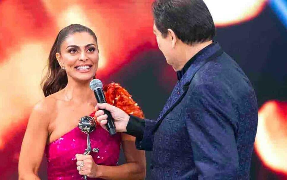 Juliana Paes durante premiação ao lado de Faustão (Foto: Reprodução)