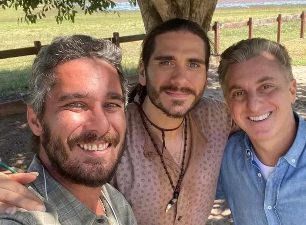 Luciano Huck com Gabriel Sater, nos bastidores de Pantanal