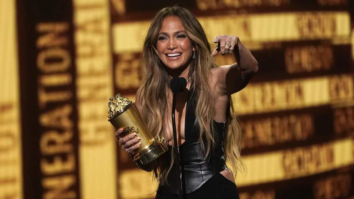 Jennifer Lopez ganha prêmio e faz discurso