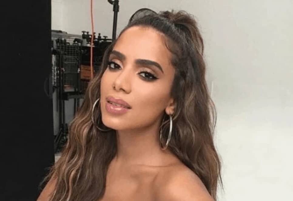 Anitta faz publicação misteriosa e deixa fãs curiosos: 'Tudo de ruim'