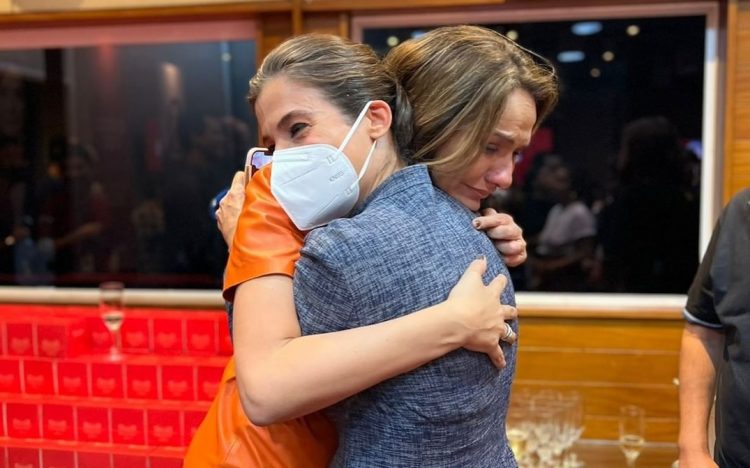 Maria e Renata Vasconcellos durante homenagem (Foto: Reprodução)