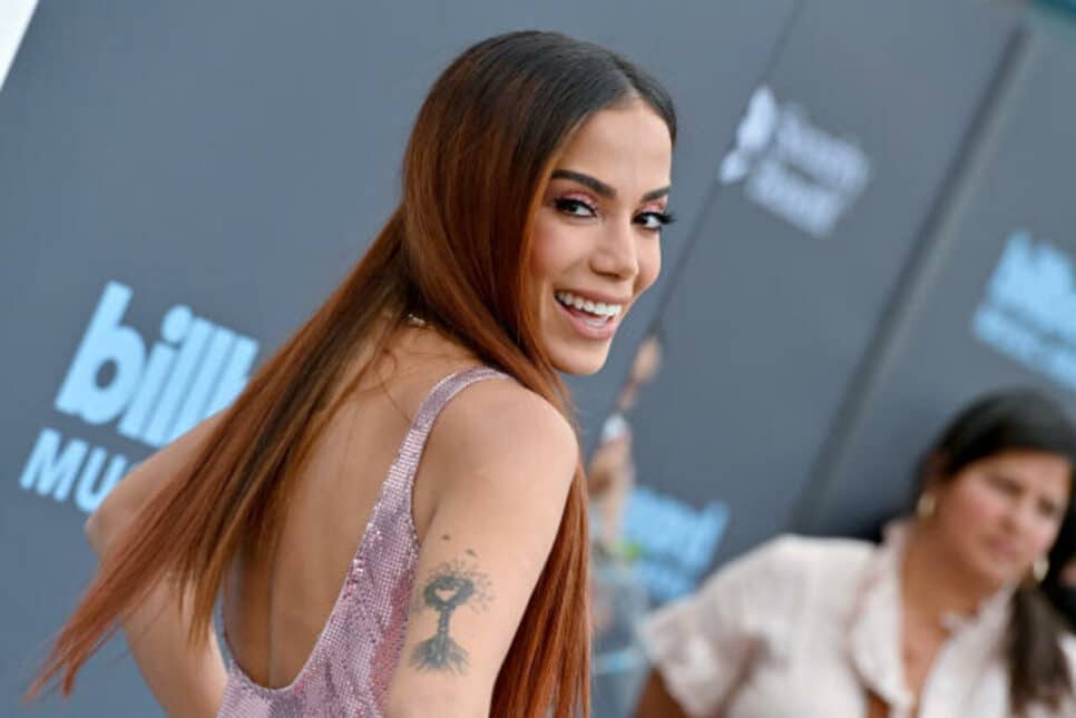 Anitta se alegra com boas notícias do pai