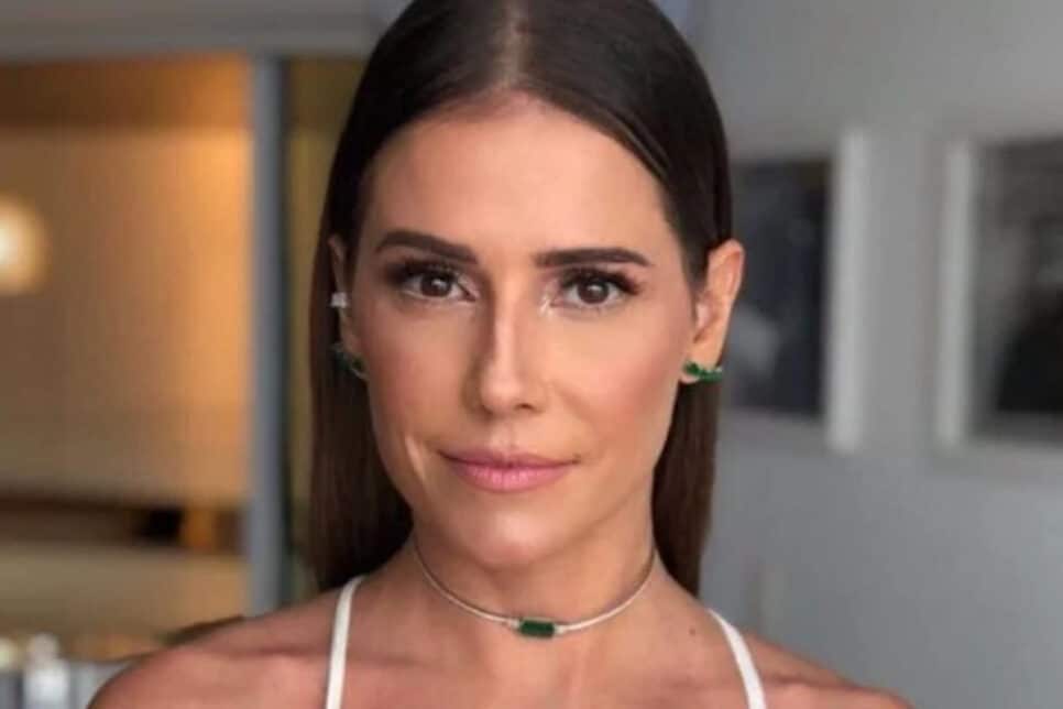Deborah Secco enlouquece fãs ao exibir curvas em biquíni fininho (Foto: Reprodução/Internet)