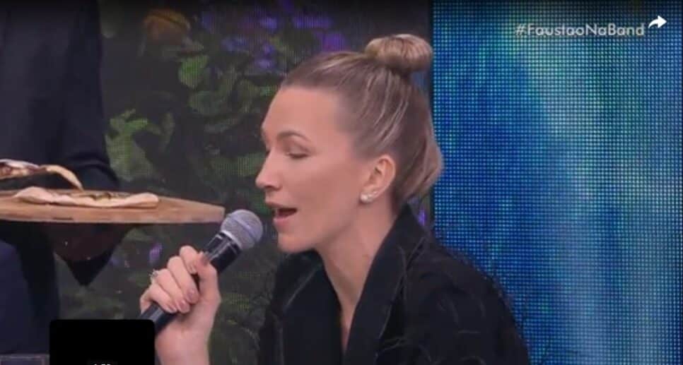 Anne Lottermann causa revolta nas bailarinas do Faustão (Foto: Reprodução/YouTube)