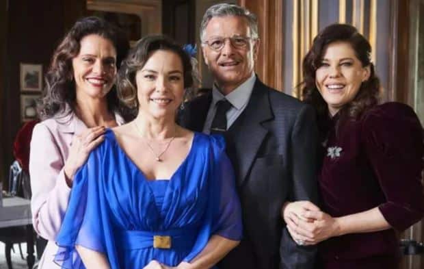 Regiane Alves está caracterizada como Dirce com Malu Galli, Marcello Novaes e Bárbara Paz em Além da Ilusão