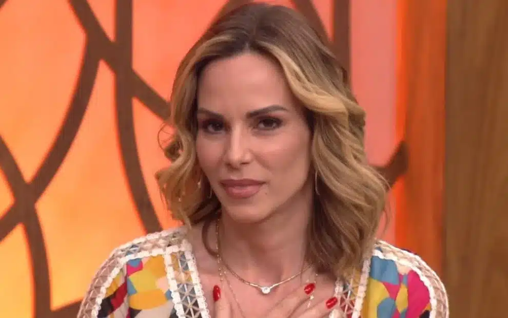 Catia Fonseca consegue telefone de Ana Furtado e manda mensagem ao vivo no Melhor da Tarde da Band (Foto: Reprodução)