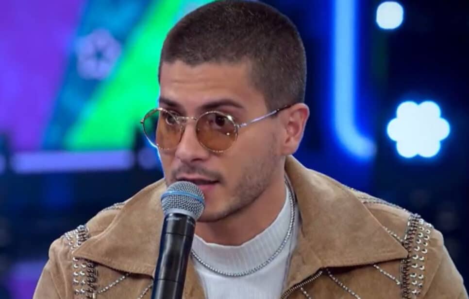 Arthur Aguiar fez a fila andar e vive romance com famosa cantora (Foto: Reprodução)