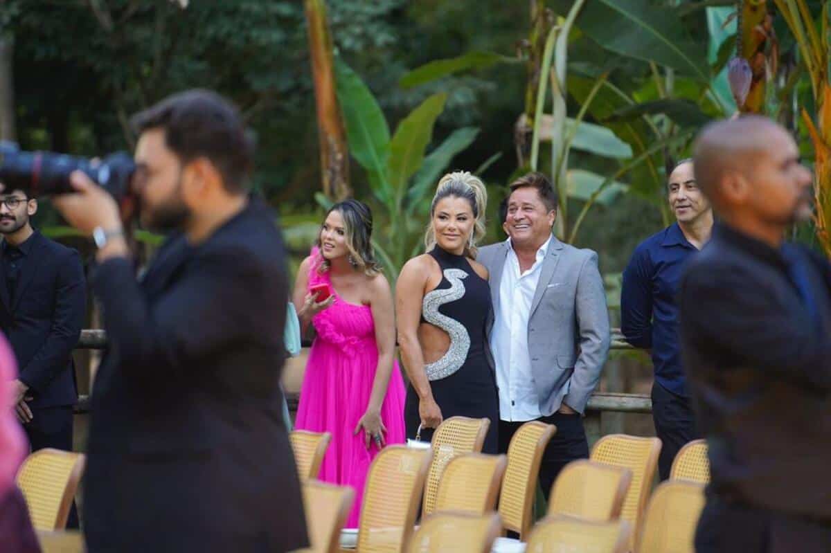 Leonardo e Poliana Rocha no casamento de Nathan e Izabella