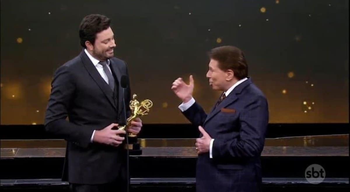 O famoso apresentador do The Noite, Danilo Gentili elogia Silvio Santos no Troféu Imprensa (Foto: Reprodução)