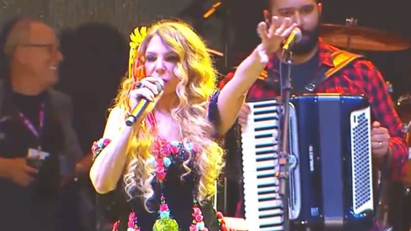 Elba Ramalho interrompe show após coro em apoio ao Lula