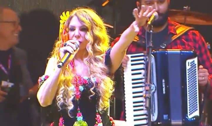 Elba Ramalho interrompe show após coro em apoio ao Lula
