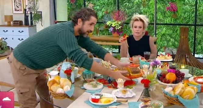 Felipe Andreoli rouba bolo do Mais Você e Ana Maria reage (Foto: Reprodução)