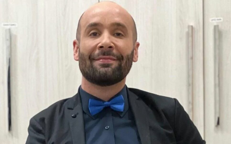 Após fazer piada homofóbica ao vivo, apresentador da Band se desculpa