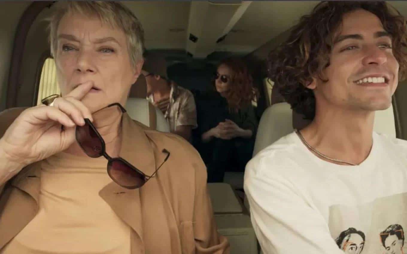 Pantanal: Junto da avó e tia em avião, Jove fica em choque com incêndio 