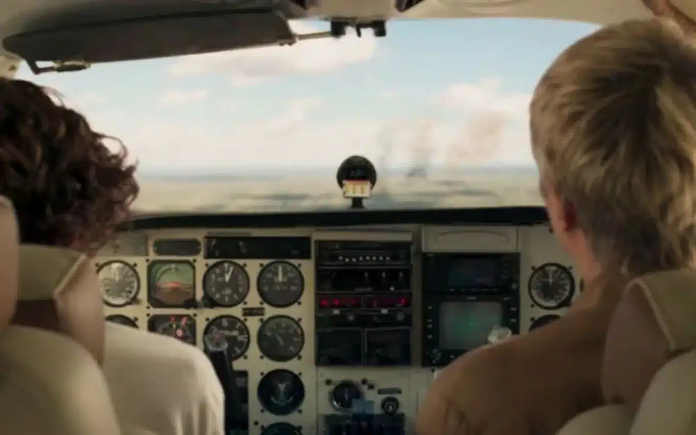 Pantanal: Pilotando avião com tia e avó a bordo, Jove entra em choque ao ver incêndio (Reprodução)