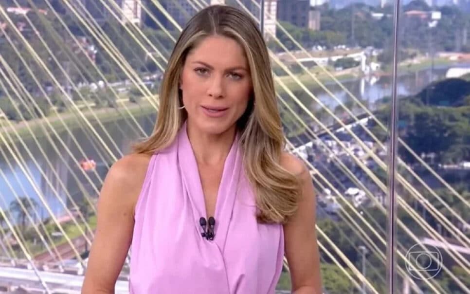 Jacqueline Brazil, do Jornal Hoje, é flagrada junto de seu amor (Foto: Reprodução)