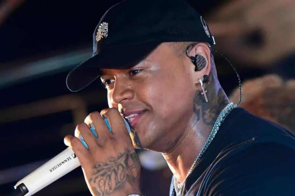 Léo Santana é flagrado com volume marcado na calça e deixa fãs em choque: “Tá armado?” (Reprodução)