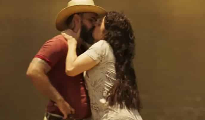 Alcides não resiste a Maria Bruaca em Pantanal (Foto: Reprodução)