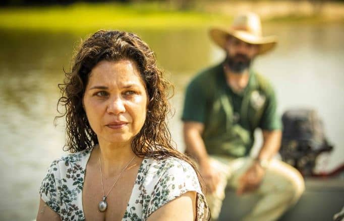 Maria Bruaca (Isabel Teixeira), e Alcides (Juliano Cazarré) em Pantanal (Foto: Reprodução)