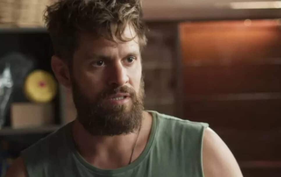 Samuel (Alejandro Claveaux) será atropelado e morrerá sem descobrir que foi feito de trouxa em Cara e Coragem (Foto: Reprodução / Globo)