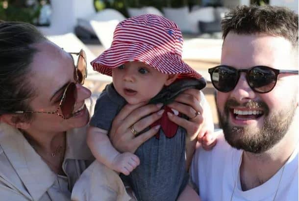 O cantor Tom Mann e Dani Hampson com o filho, Bowie (Foto: Reprodução/Instagram)