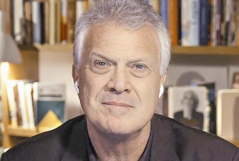 Em instante raríssimo, Pedro Bial surge em passeio com a esposa e as herdeiras (Foto: Reprodução / Globo)