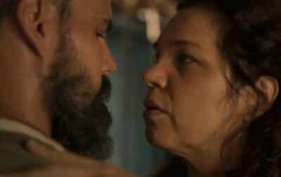 Alcides (Juliano Cazarré) e Maria Bruaca (Isabel Teixeira) em Pantanal (Foto: Reprodução)