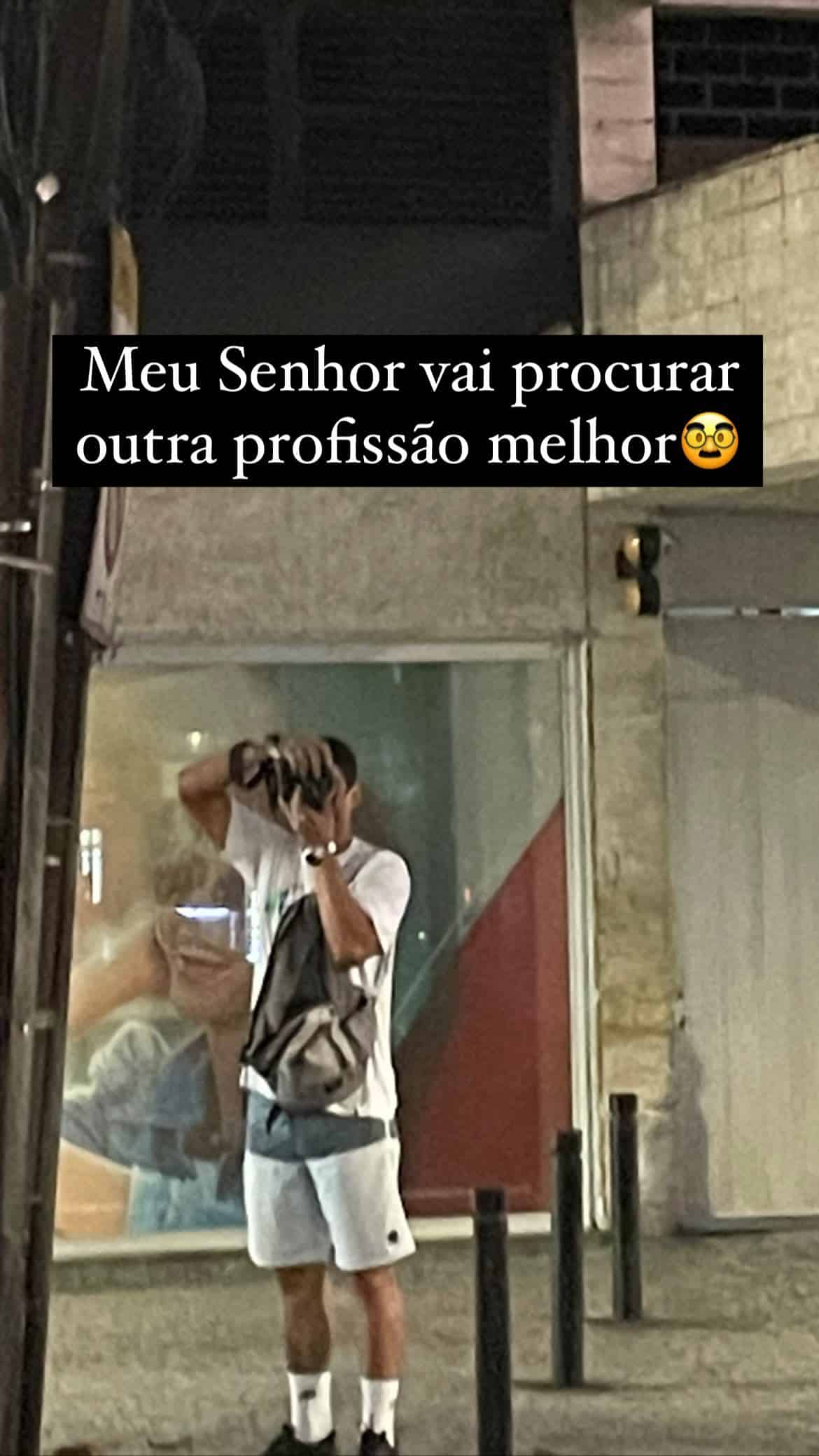 Emanuelle Araújo se revolta após ser fotografada e desdenha de paparazzo: "Vai procurar outra profissão" (Reprodução)