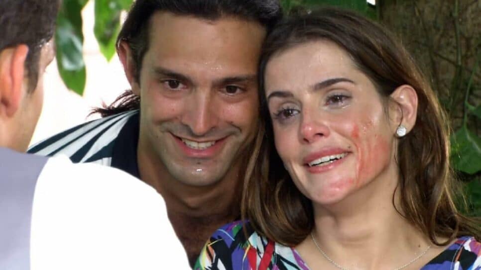 Fim de A Favorita: Grávida, Maria dá à luz embaixo de árvore; entenda