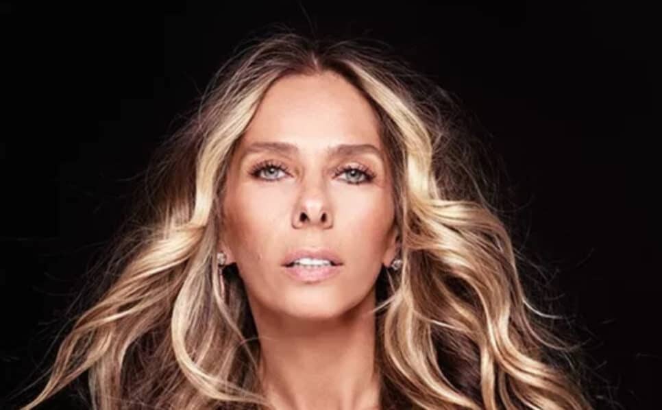 Adriane Galisteu mostra foto completamente pelada dentro de casa (Foto: Reprodução)