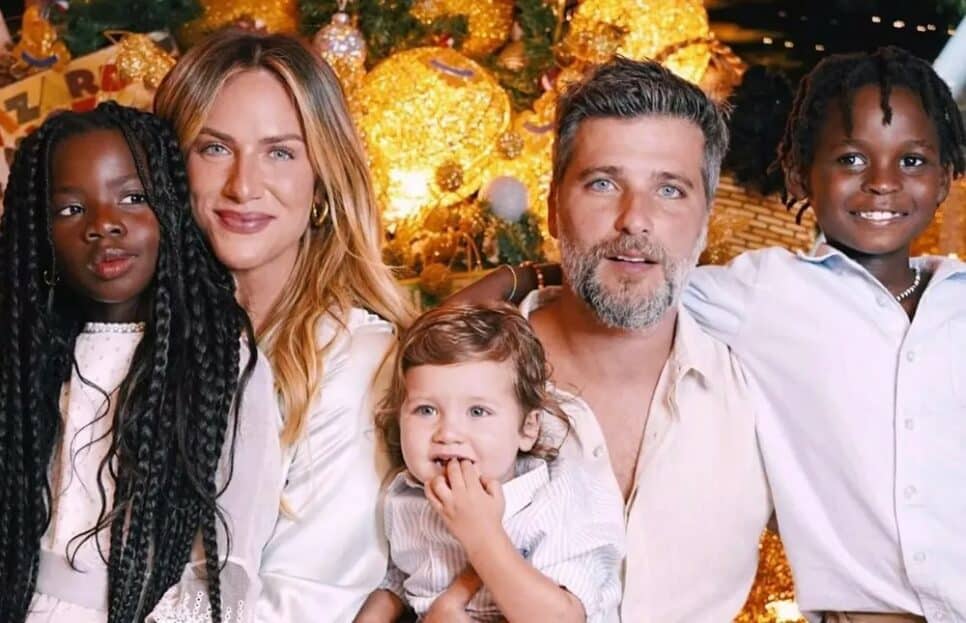 Mais um? Giovanna Ewbank faz teste de gravidez e deixa Bruno Gagliasso empolgado