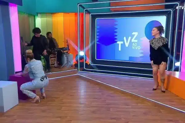 Lexa desce até o chão, rasga calça e quase mostra demais em programa ao vivo (Reprodução)