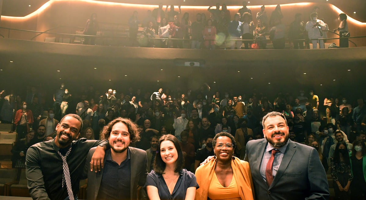 Elenco comemora prorrogação da temporada, Foto: Reprodução/Internet