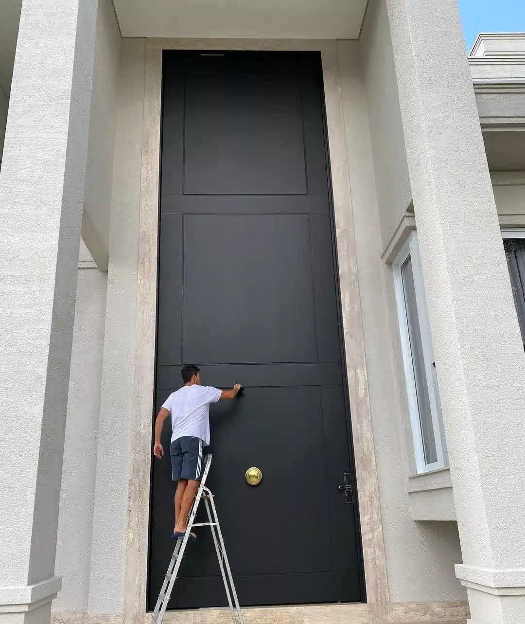 Porta gigantesca da mansão de Rodrigo(Foto Reprodução)