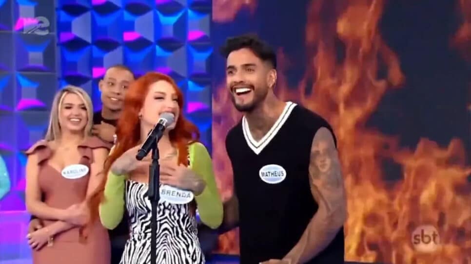 Brenda Paixão passa a mão no 'pacote' de Matheus Sampaio no palco do SBT, Foto: Reprodução/Internet