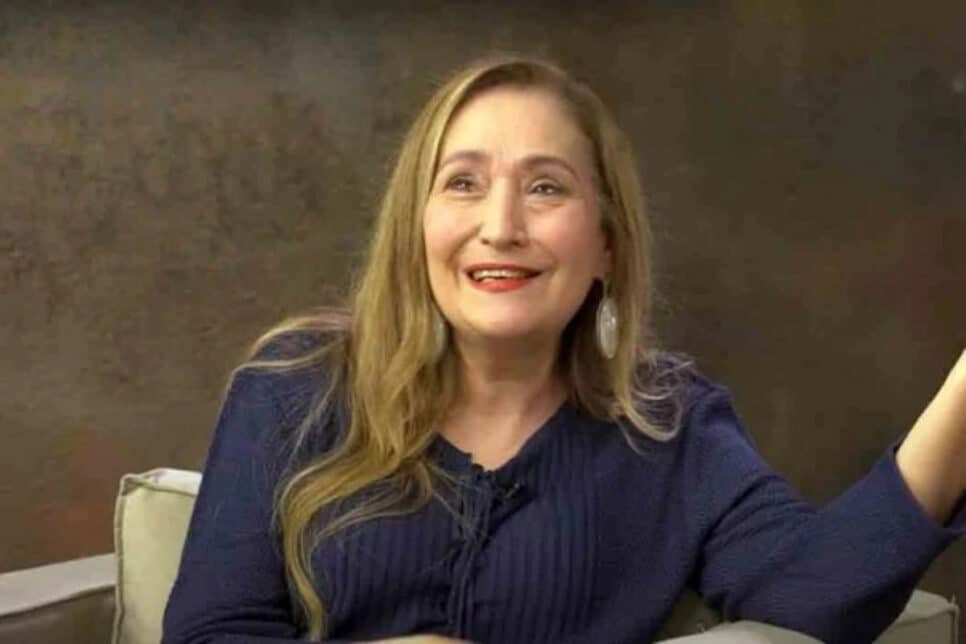 Sonia Abrão aparece com o filho em clique de três décadas atrás (Imagem Reprodução Internet)