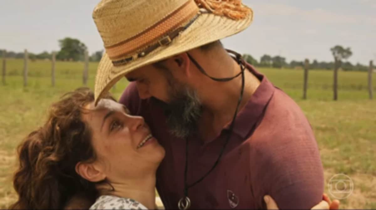 Alcides e Maria Bruaca sofrem na mão de Tenório na trama da Globo (Foto: Reprodução/Internet)