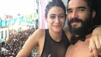 Casado, Caio Blat solta o verbo e escancara escapadas que tem com a esposa: “Liberdade